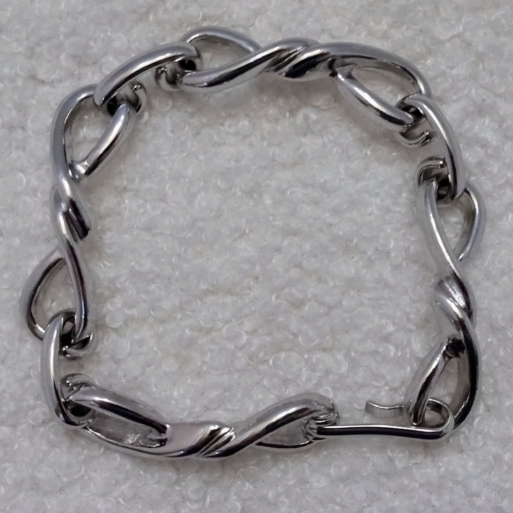 Vintage Avon Silvertone Infinity Knot Panel Bracelet 8 in - Picture 2 of 9